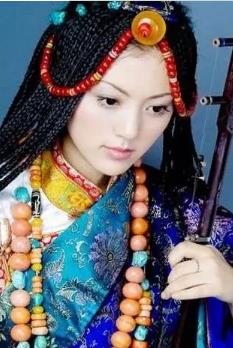 藏族美女真土豪 蜜蜡松石全身戴：为什么藏族人喜欢戴满蜜蜡,蜜蜡网