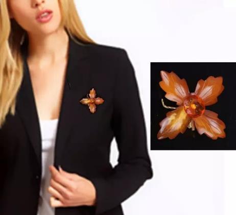 上班族职业服装搭配蜜蜡配饰：比如佩戴蜜蜡胸针打造知性可爱的气质,蜜蜡网