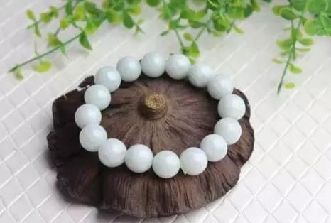 蜜蜡手串：圆珠蜜蜡手串-圆珠是蜜蜡手串常见的珠子造型,蜜蜡网