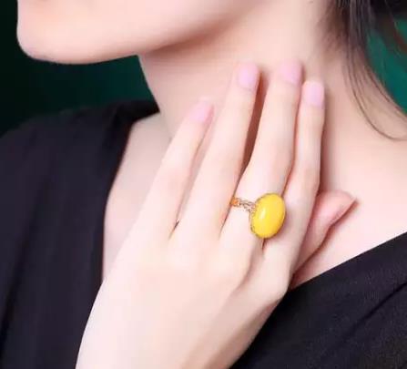 蜜蜡戒指戴哪个手指？蜜蜡戒指不同佩戴方法含义不同,蜜蜡网