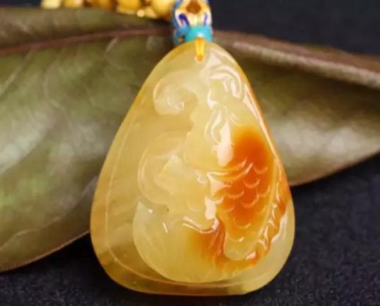 蜜蜡颜色形成的决定因素有哪些？褐红蜜蜡和枣红蜜蜡最为稀有,蜜蜡网